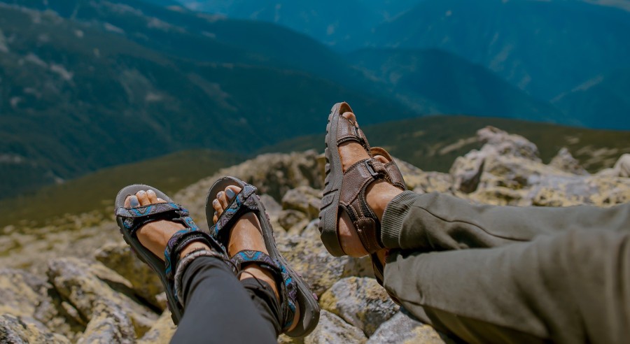 Sandalen und Hausschuhe